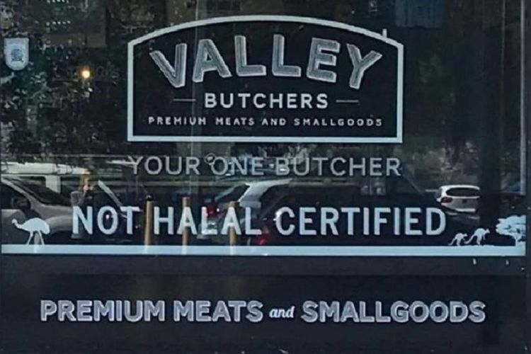 Tulisan pada kaca depan sebuah toko daging di Adelaide, Australia setelah diubah dari non-halal menjadi not halal.