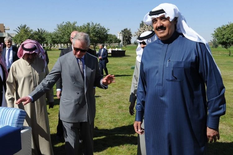 Dalam foto yang diambil pada Februari 2014, terlihat Pangeran Mutaib (kanan) menerima Pangeran Charles di sebuah taman kerajaan Arab Saudi di Riyadh.