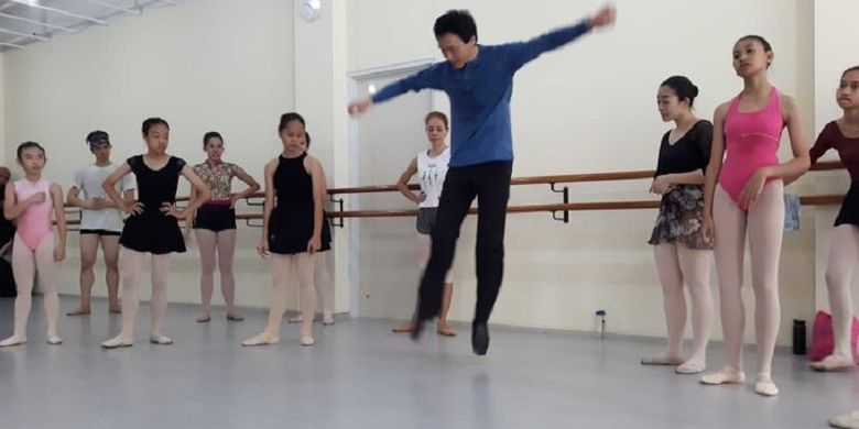 Li Cunxin mengajar balerina di Jakarta dalam rangka acara 2nd Indonesian Ballet Gala. 

