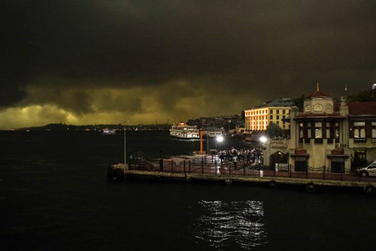 Awan hitam pekat menggantung di atas pelabuhan Besiktas, Istanbul, Kamis (27/7/2017), sesaat sebelum badai dan hujan es melanda kota itu.