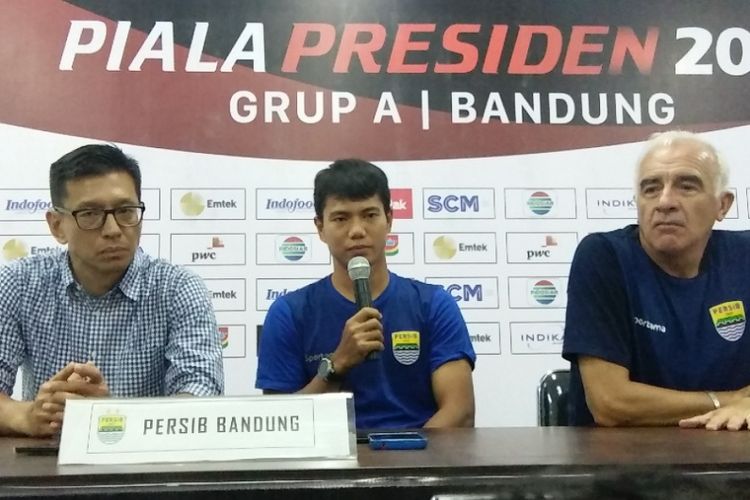 Bek Persib Bandung Achmad Jufriyanto saat mengucapkan pernyataan terakhirnya setelah memutuskan untuk mundur dari skuat Persib, Jumat (26/1/2018) malam.