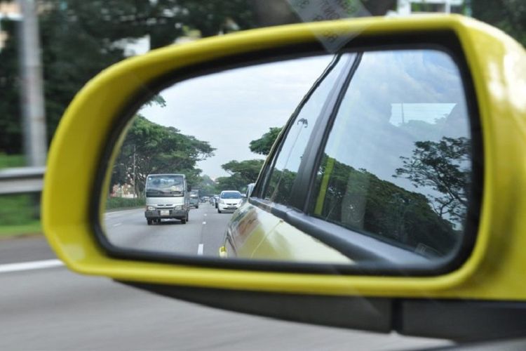 Posisi kaca spion yang ideal agar bisa berfungsi dengan baik.