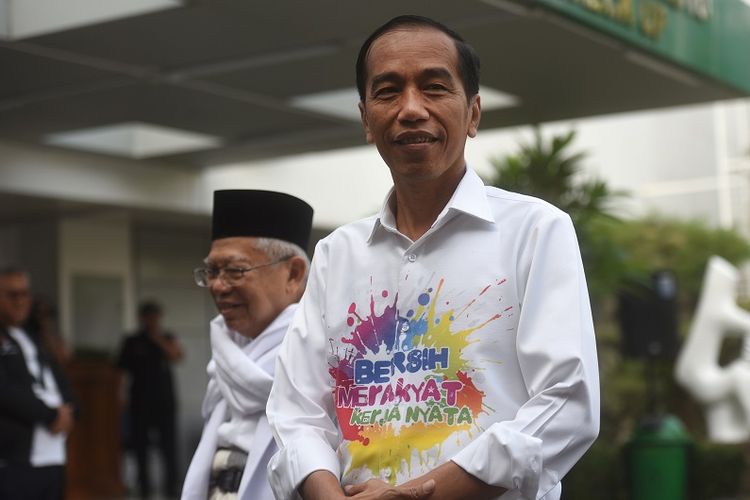 Bakal capres cawapres Pilpres 2019, Joko Widodo (kanan) dan Maruf Amin tiba di RSPAD untuk menjalani tes kesehatan yang diselenggarakan KPU untuk para kandidat, Jakarta, Minggu (12/8/2018). 