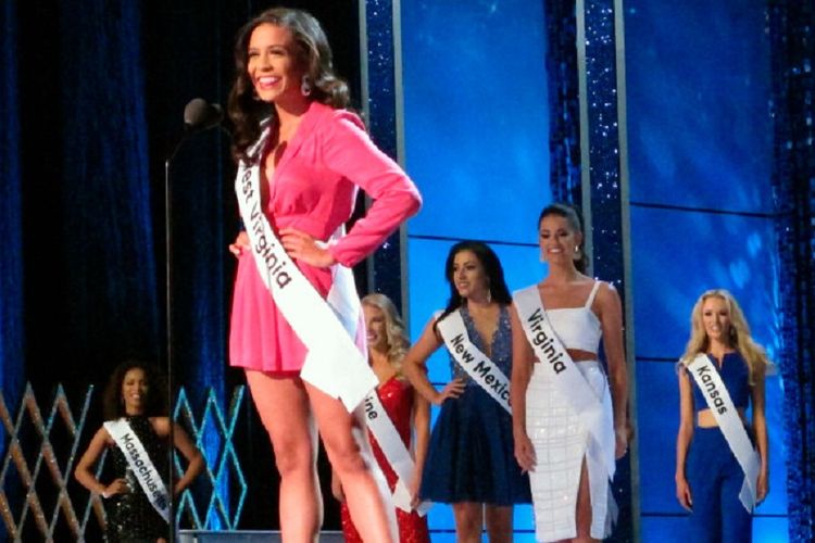 Miss Virginia Barat Madeline Collins ketika memperkenalkan diri dalam masa penjurian kontes kecantikan Miss America.