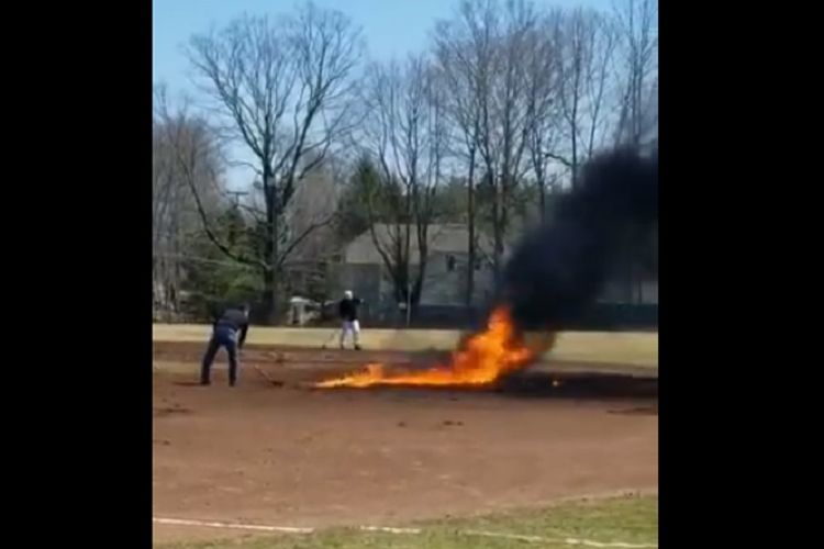 Lapangan bisbol di SMA Ridgefield, AS, yang dibakar setelah disiram bensin. (Twitter/@AmityNorton)
