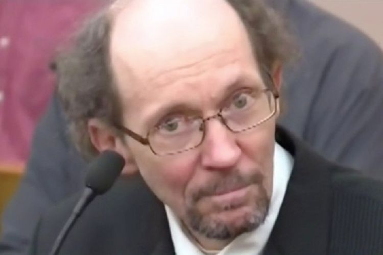 Kenneth Harrisson hadir dalam persidangan. Dia didakwa melakukan pornografi anak setelah membeli boneka seks anak-anak pada 2013.
