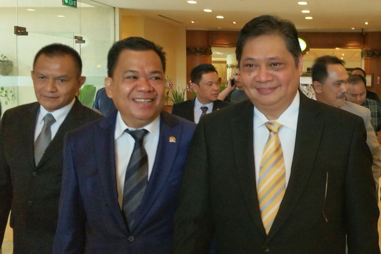 Ketua Umum Partai Golkar Airlangga Hartanto (dasi kuning) saat ditemui di Hotel Sari Pan Pasific, Jakarta Pusat, Rabu (7/3/2018).