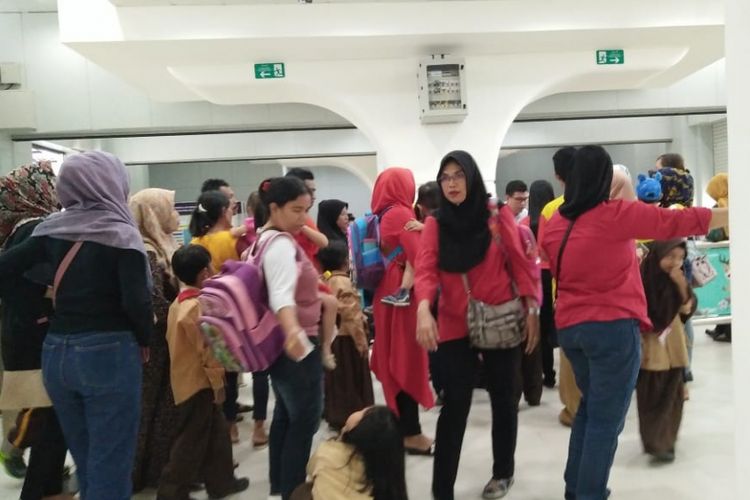 Para penumpang LRT di stasiun Bumi Sriwijaya menunggu kedatangan kereta, lantaran jadwal keberangkatan ditunda akibat LRT mogok akibat gangguan sinyal, Jumat (10/8/2018)