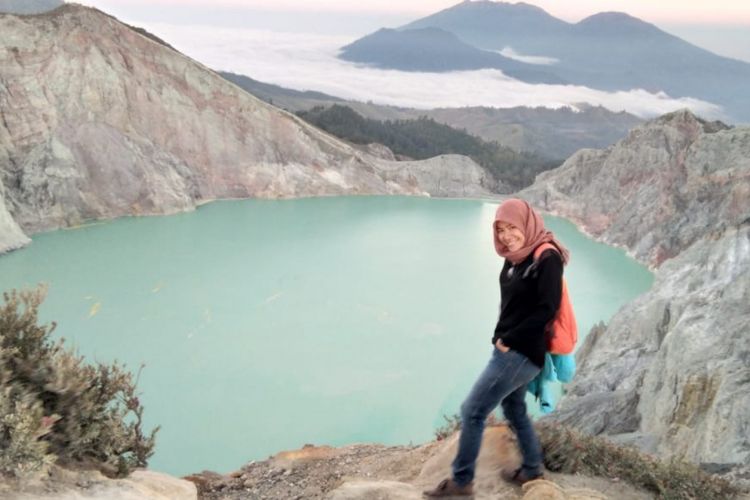 Suci Handayani, guide pendaki gunung Ijen yang mendaki gunung setiap hari