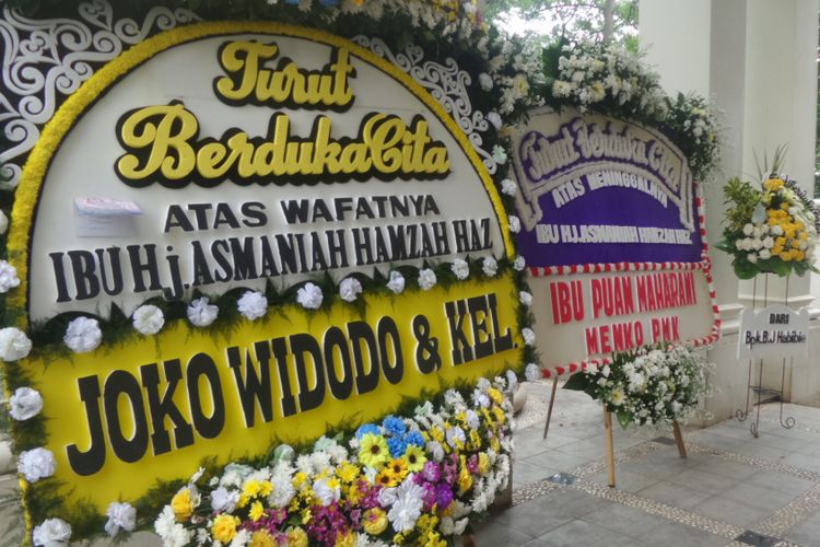 Presiden Joko Widodo dan beberapa pejabat mengirimkan karangan bunga tanda duka citas atas wafatnya Asmaniah, istri Wakil Presiden ke-9 RI Hamzah Haz, di Jalan Patra Kuningan Jakarta, Selasa (12/9/2017).