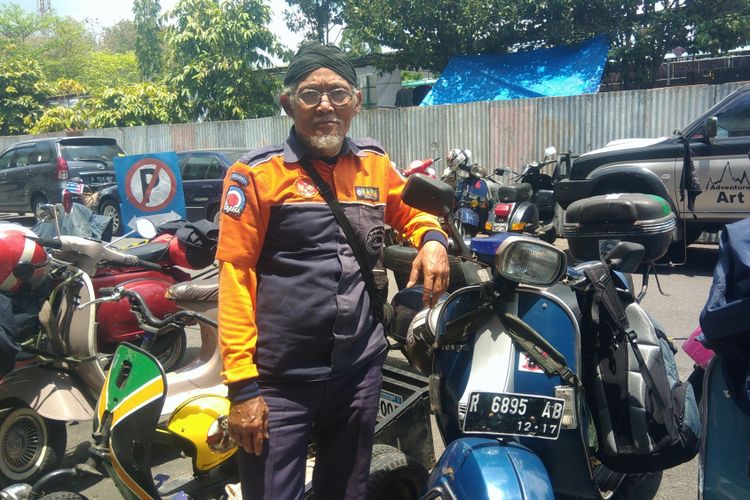 Mbah Budi (70), kakek 16 cucu naik vespa dari Cilacap ke Yogyakarta demi meramaikan Indonesia Scooter Festival 2017.