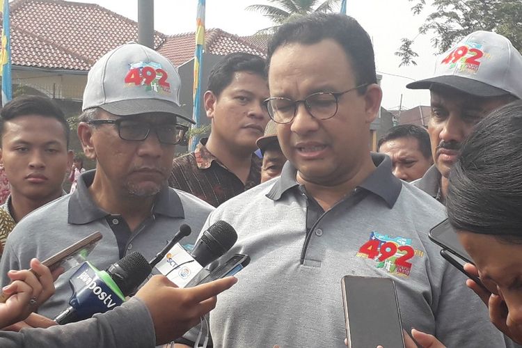 Gubernur DKI Jakarta Anies Baswedan memberi keterangan kepada wartawan di Taman O, Cibubur, Sabtu (27/4/2019).