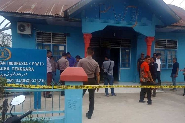 Sejumlah petugas kepolisian sedang memeriksa halaman depan Kantor PWI Aceh Tenggara yang diduga sempat dibakar oleh seseorang yang belum teridentifikasi, Kamis (1/8/2019).