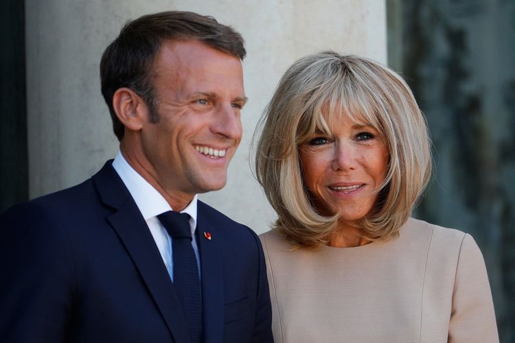 Presiden Perancis Emmanuel Macron (kiri) bersama dengan Ibu Negara, Brigitte Macron.