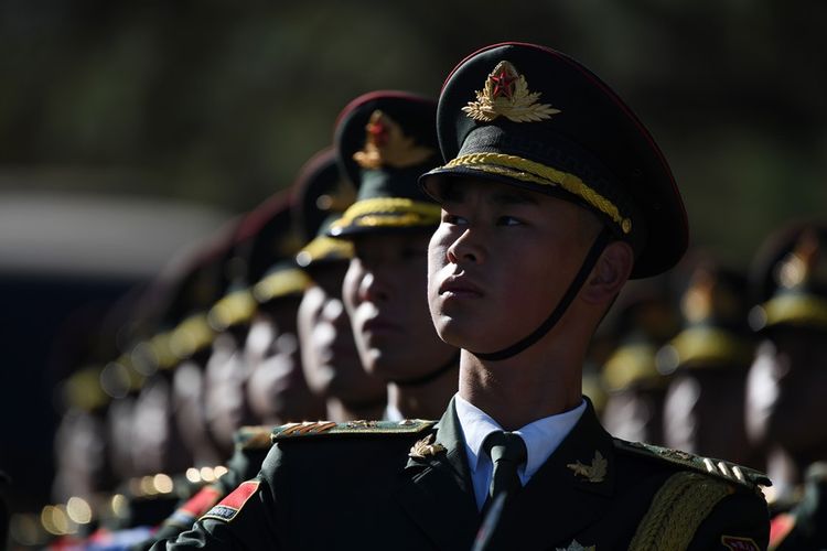 Prajurit militer China sedang berbaris.