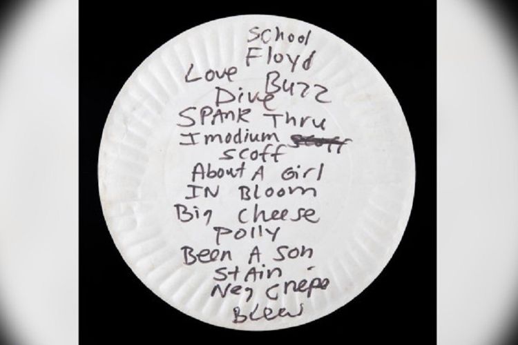 Piring kertas bertuliskan tulisan tangan Kurt Cobain yang dilelang oleh rumah lelang Julien dan terjual dengan harga Rp 322 juta.