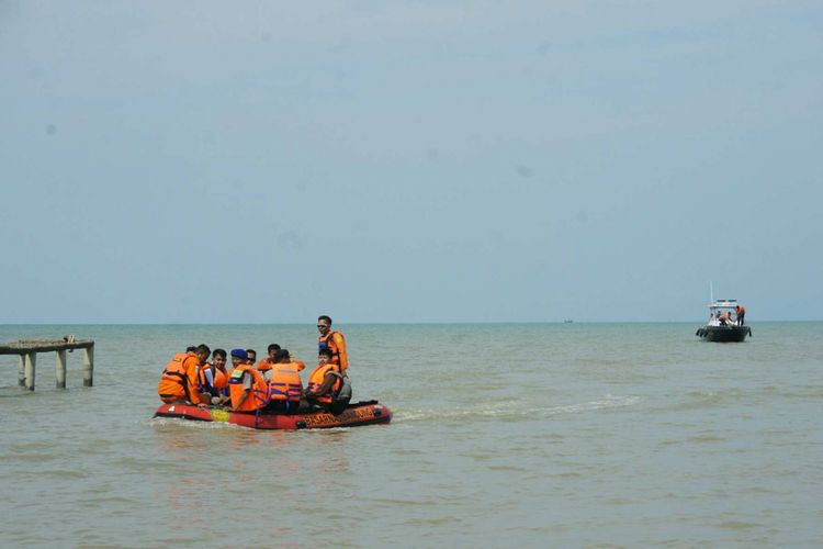 Tim gabungan melakukan pencarian korban dan puing pesawat Lion Air JT 610 rute Jakarta-Pangkal Pinang yang jatuh di perairan Karawang, Selasa (30/10/2018). Kompas.com