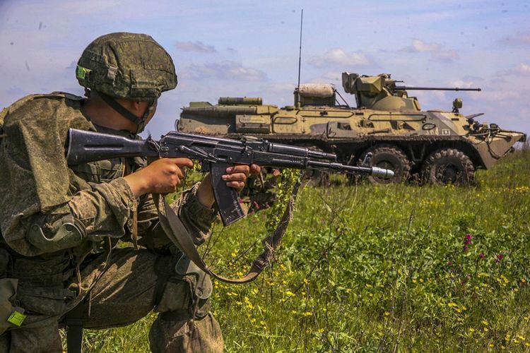 Pasukan dari Unit Perlindungan Nuklir, Kimia, dan Biologi Rusia ketika berlatih di Distrik Militer Barat pada 24 Mei 2018. Distrik itu berbatasan dengan negara anggota NATO seperti Estonia dan Lithuania.