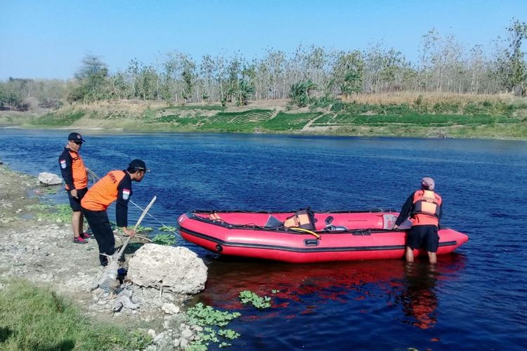 Tim gabungan melakukan pencarian jasad Edi Trianto (25), seorang pria asal Dusun Pohjagal, Desa Bangunrejo Kidul, Kecamatan Kedunggalar, Kabupaten Ngawi yang nekat terjun di Sungai Bengawan Solo, Rabu (15/8/2018).
