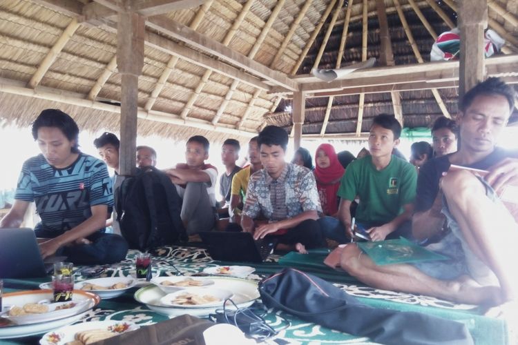 Lombok Utara, Kompas.com-Masyarakat Adat Desa Gumantar, mengikuti pelatihan media untuk menangkal hoax .