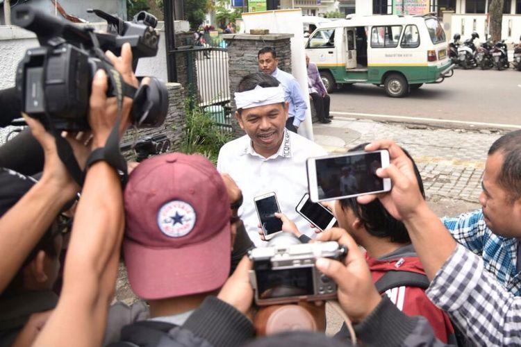 Calon Wakil Gubernur Jawa Barat Dedi Mulyadi saat berada di seberang Pengadilan Negeri Bandung, Selasa (6/2/2018).