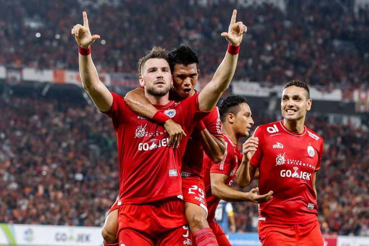 Pemain Persija Jakarta Marko Simic melakukan selebrasi saat mencetak gol saat Liga 1 di Stadion Utama Gelora Bung Karno, Jakarta, Sabtu (31/3/2018). Persija menang dengan skor 3-1.