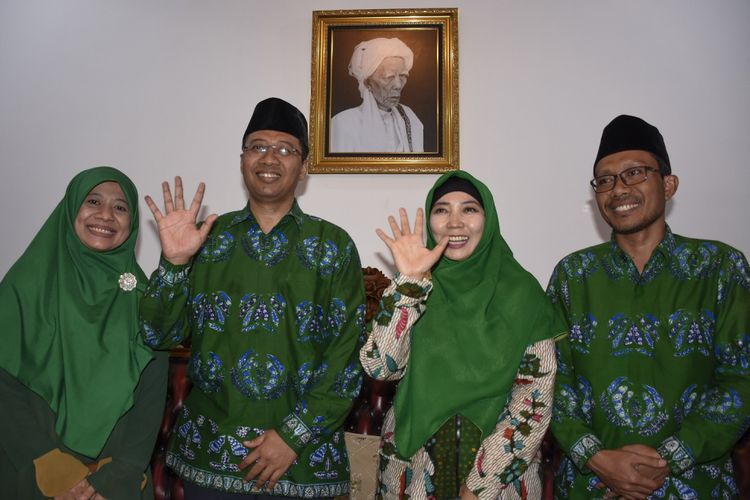 Calon Gubernur NTB Zulkieflimansyah (kedua kiri) bersama Wakilnya Siti Rohmi Djalilah (kedua kanan) saat jumpa pers di Pancor, Selong, Lombok Timur, NTB, Rabu (27/6/2018). 