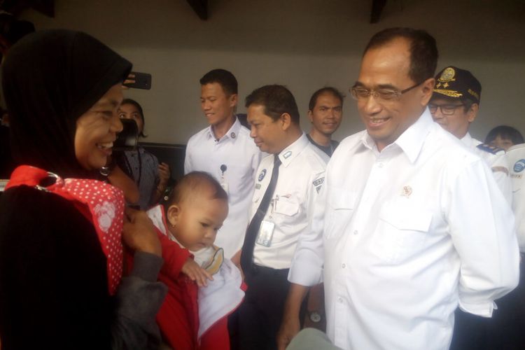 Menteri Perhubungan (Menhub), Budi Karya Sumadi meninjau kesiapan sarana dan prasarana di Stasiun Pasar Senen, Jakarta Pusat, Jumat (21/12/2018).