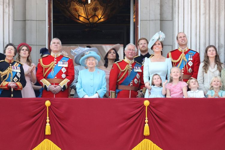 LONDON, ENGLAND - JUNE 09:  Princess Anne, Princess Royal, Princess Beatrice, Lady Louise Windsor,  Prince Andrew, Duke of York, Queen Elizabeth II, Meghan, Duchess of Sussex, Prince Charles, Prince of Wales, Prince Harry, Duke of Sussex, Catherine, Duchess of Cambridge, Prince William, Duke of Cambridge, Princess Charlotte of Cambridge, Savannah Phillips, Prince George of Cambridge and Isla Phillips watch the flypast on the balcony of Buckingham Palace during Trooping The Colour on June 9, 2018 in London, England. The annual ceremony involving over 1400 guardsmen and cavalry, is believed to have first been performed during the reign of King Charles II. The parade marks the official birthday of the Sovereign, even though the Queens actual birthday is on April 21st.  (Photo by Chris Jackson/Getty Images)