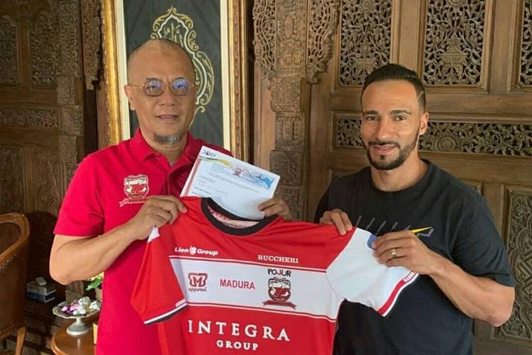 Manajer Madura United Haruna Soemitro resmi mengontrak pemain asing baru Diego Assis selama 1 putaran di Surabaya, Jawa Timur, Senin (12/08/2019) siang.