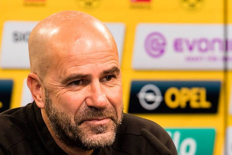 Peter Bosz hanya enam bulan melatih Borussia Dortmund. Dia dipecat pada Minggu (10/12/2017).