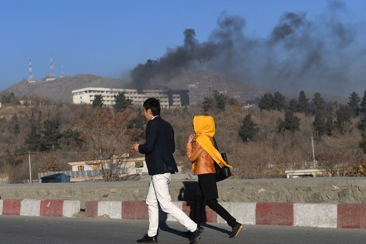 Asap hitam membumbung dari atas hotel Intercontinental di Kabul, Afghanistan, yang diserang sekelompok pria bersenjata pada Sabtu (20/1/2018) malam.