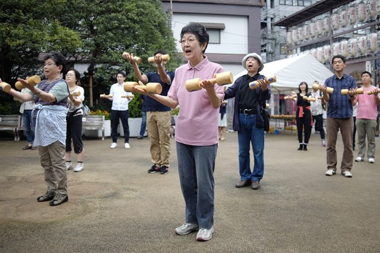 Warga lansia di Jepang berolahraga bersama di lapangan kuil di Tokyo. Di Jepang, fenomena warga lansia yang melakukan kejahatan ringan meningkat drastis dalam beberapa tahun terakhir.