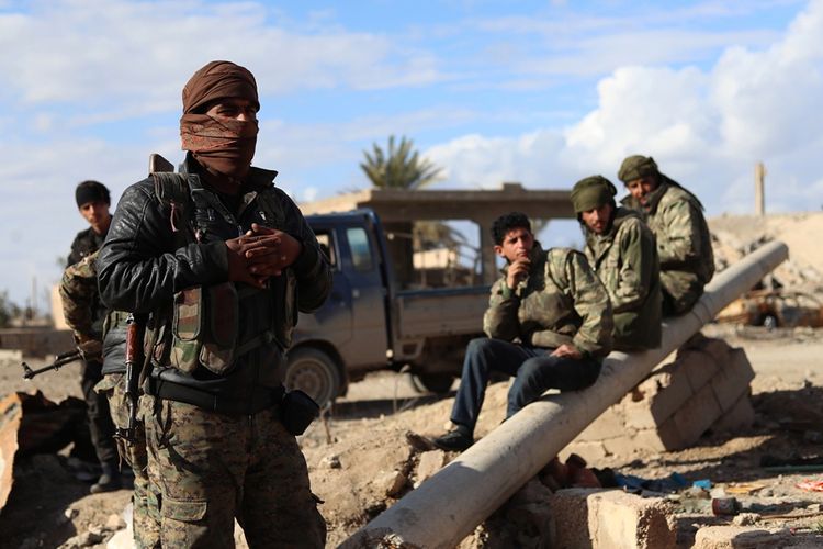 Anggota Pasukan Demokratik Suriah (SDF) berjaga di garis depan desa Baghouz, di luar Deir Azzor, yang berbatasan dengan Irak.