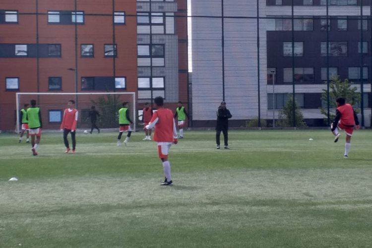 Tim Garuda Select berlatih di Lapangan Sepak Bola Universitas Aston, Birmingham, Inggris, Sabtu (4/5/2019).