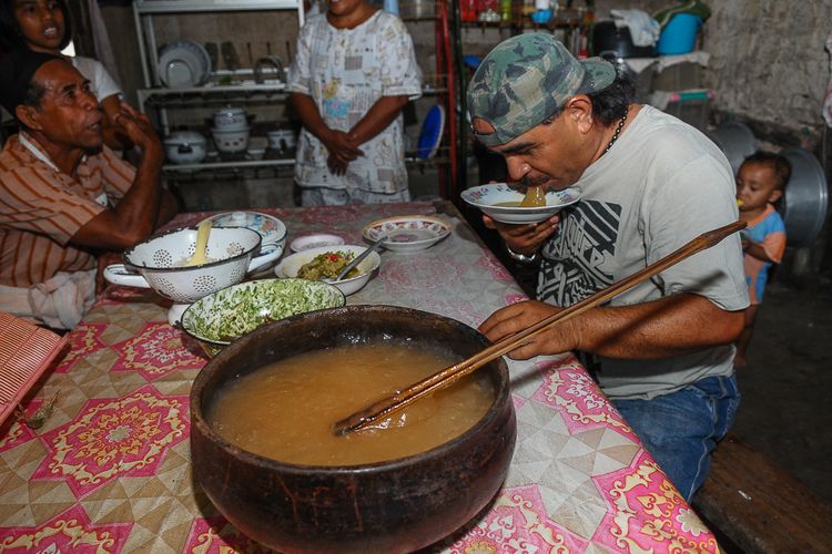 Makan Papeda, Ada Caranya...