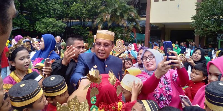 Walikota Makassar, Danny Pomanto mengenakan pakaian adat Bugis-Makassar dan mengunjungi murid-murid SD Mangkura pada hari Kebudayaan Makassar, Senin (1/4/2019).