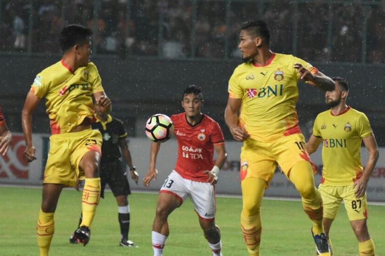 Bhayangkara FC dan Persija Jakarta melakoni pertandingan pekan ke-34 Liga 1 di Stadion Patriot Candrabhaga, Minggu (12/11/2017).