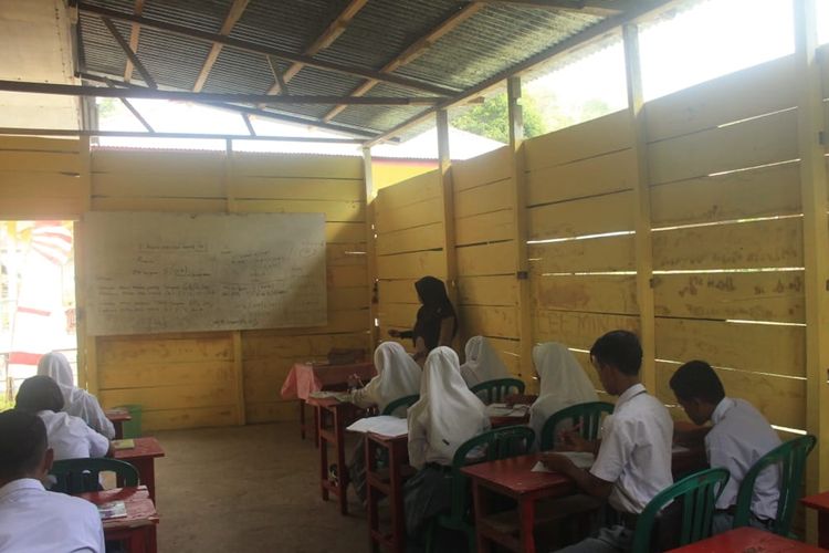 Siswa SMA Al Fiqri Telaga Piru, Kabupaten Seram Bagian Barat Maluku mengikuti proses belajar mengajar di ruang dapur sekolah yang disulap sebagai ruang kelas, Selasa (20/8/2019)