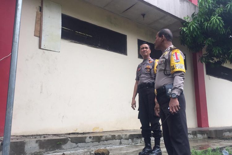 Petugas melakukan pengecekan dilokasi sel tahanan Polresta Palembang usai 30 tahanan narkoba kabur, Minggu (5/5/2019).