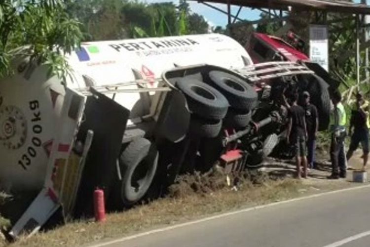 Lantaran menghindari pemotor, truk tangki elpiji milik Pertamina terguling di tikungan tajam di Mamuju, Sulawesi Barat, Jumat (20/4/2018).
