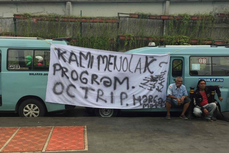 Puluhan sopir angkot Tanah Abang menolak sejumlah syarat program OK Otrip yang dianggap memberatkan, Kamis (22/2/2018).