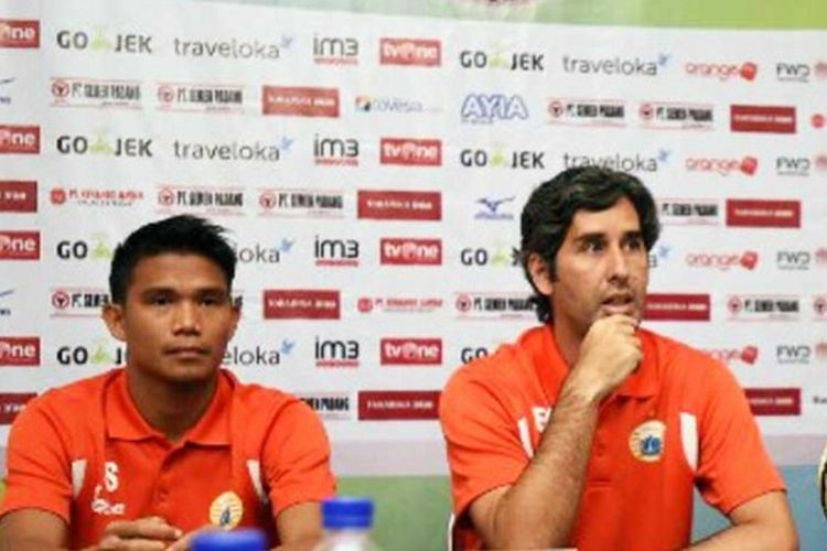 Pelatih Persija, Stefano Teco Cugurra, saat melakoni jumpa pers jelang duel kontra Semen Padang di Stadion H. Agus Salim, 12 Juli 2017