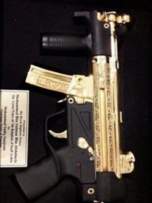 Senjata Heckler & Koch MP5 berlapis emas yang diberikan kepada Pangeran Mohammed bin Salman. (Pakistan Today)