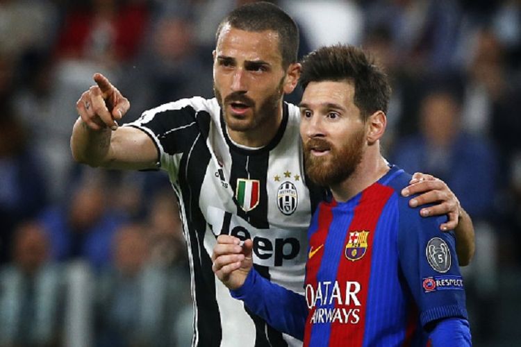 Bek Juventus, Leonardo Bonucci, tampak tengah berbicara dengan penyerang Barcelona, Lionel Messi, pada pertandingan perempat final Liga Champions di Juventus Stadium, Selasa (11/4/2017). 