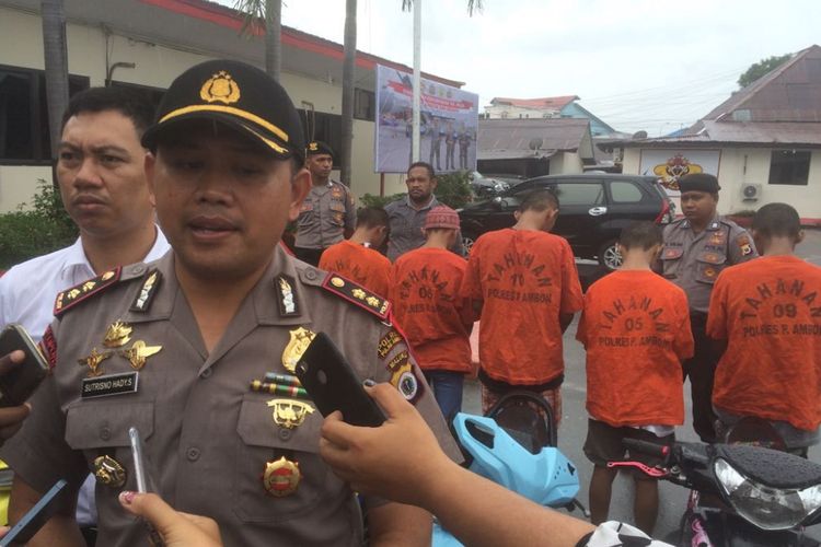 Enam pelaku pencurian kendaraan bermotor dihadirkan polisi bersama barang bukti di Lapangan Polres Pulau Ambon, Rabu (17/1/2018). Para pelaku curanmor ini  diringkus polisi di sejumlah lokasi berbeda di Kota Ambon dalam sepekan terakhir.