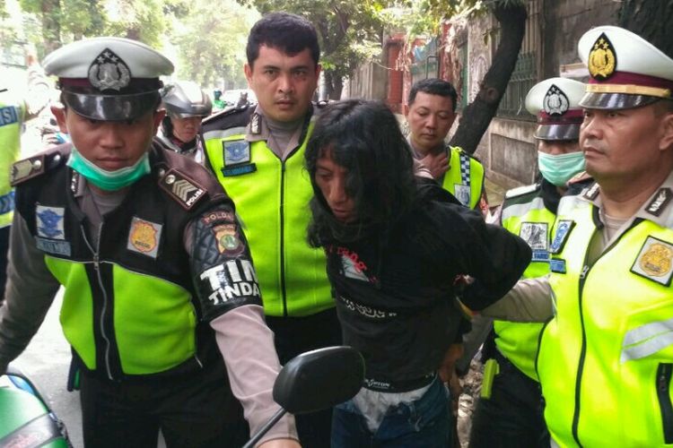 Tersangka Heri Irawan saat diamankan polisi  karena kepemilikan ganja. Ia ditangkap di jalan Poltangan, Jakarta Selatan. Jumat (9/3/2019).
