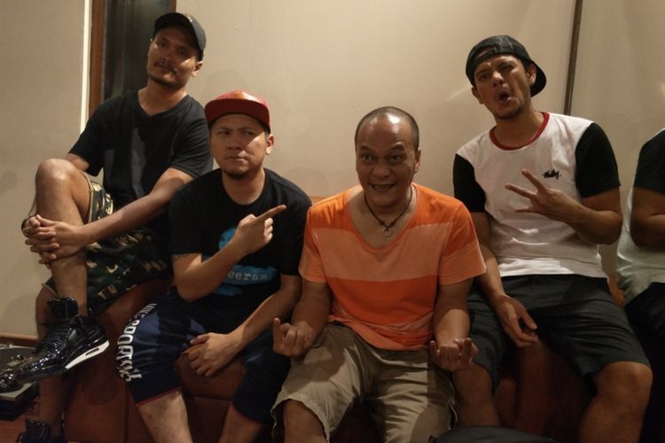 S.O.B usai latihan untuk 25th Anniversary Concert Batman Kasarung - Iwa K di Bros Music Studio, Cilandak, Jakarta Selatan, Senin (2/4/2018) malam. 