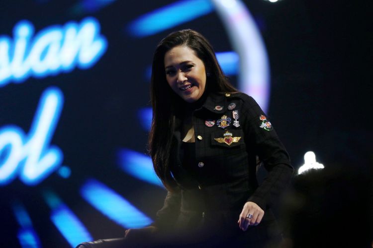 Maia Estianty saat menjadi juri dalam acara Indonesian Idol 2018 di Studio 11, MNC Studios, Kebon Jeruk, Jakarta Barat, Selasa (13/2/2018). Sejumlah kontestan tampil berkolaborasi saat memasuki Top 10 Indonesian Idol 2018.