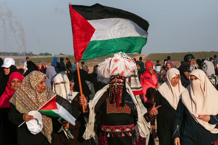 Perempuan Palestina berbaris dalam aksi demonstrasi di perbatasan Gaza dengan Israel, pada Selasa (3/7/2018).